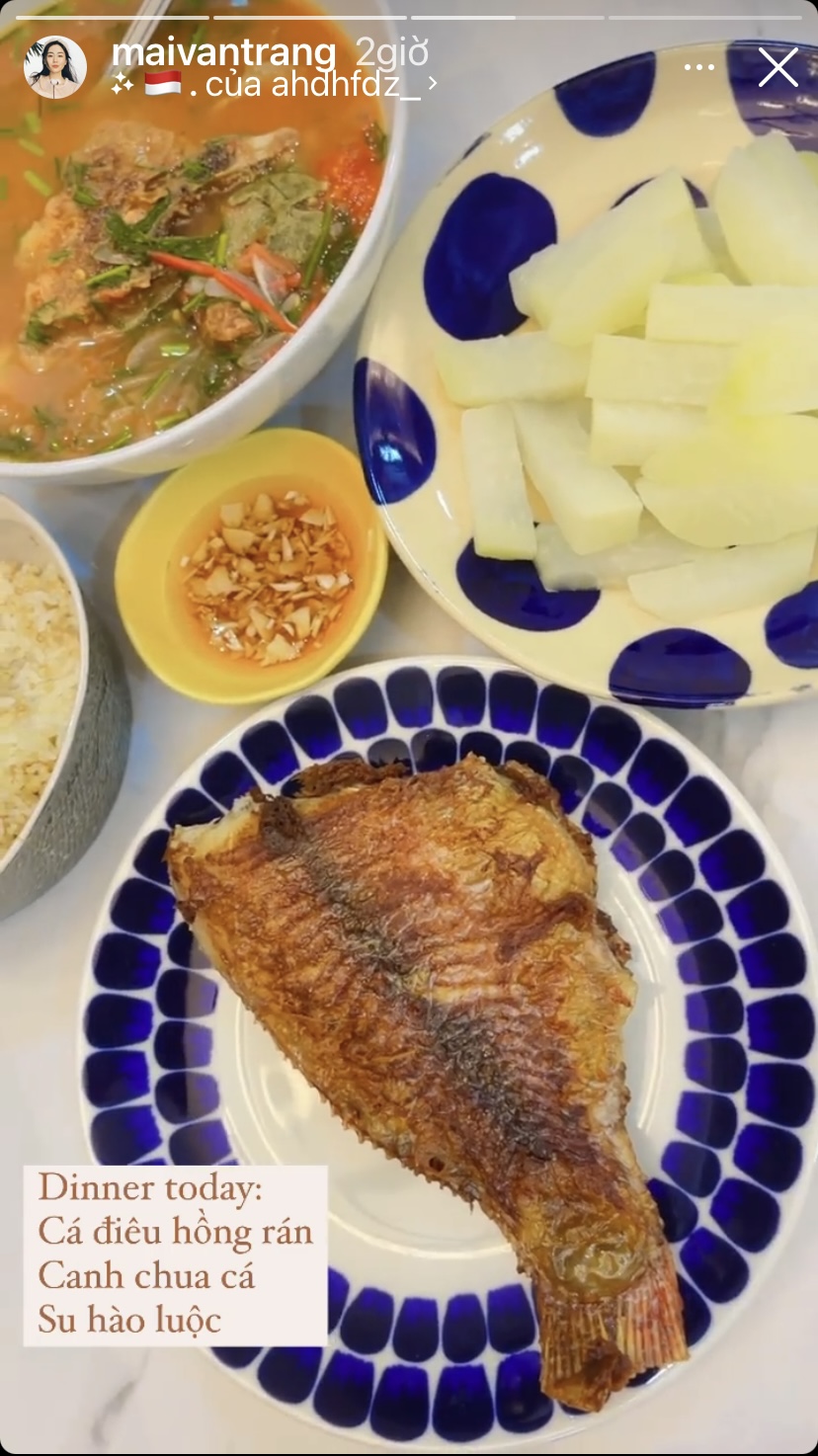 Menu bữa tối nhà beauty blogger này có cá điêu hồng rán, canh chua cá và su hào luộc.