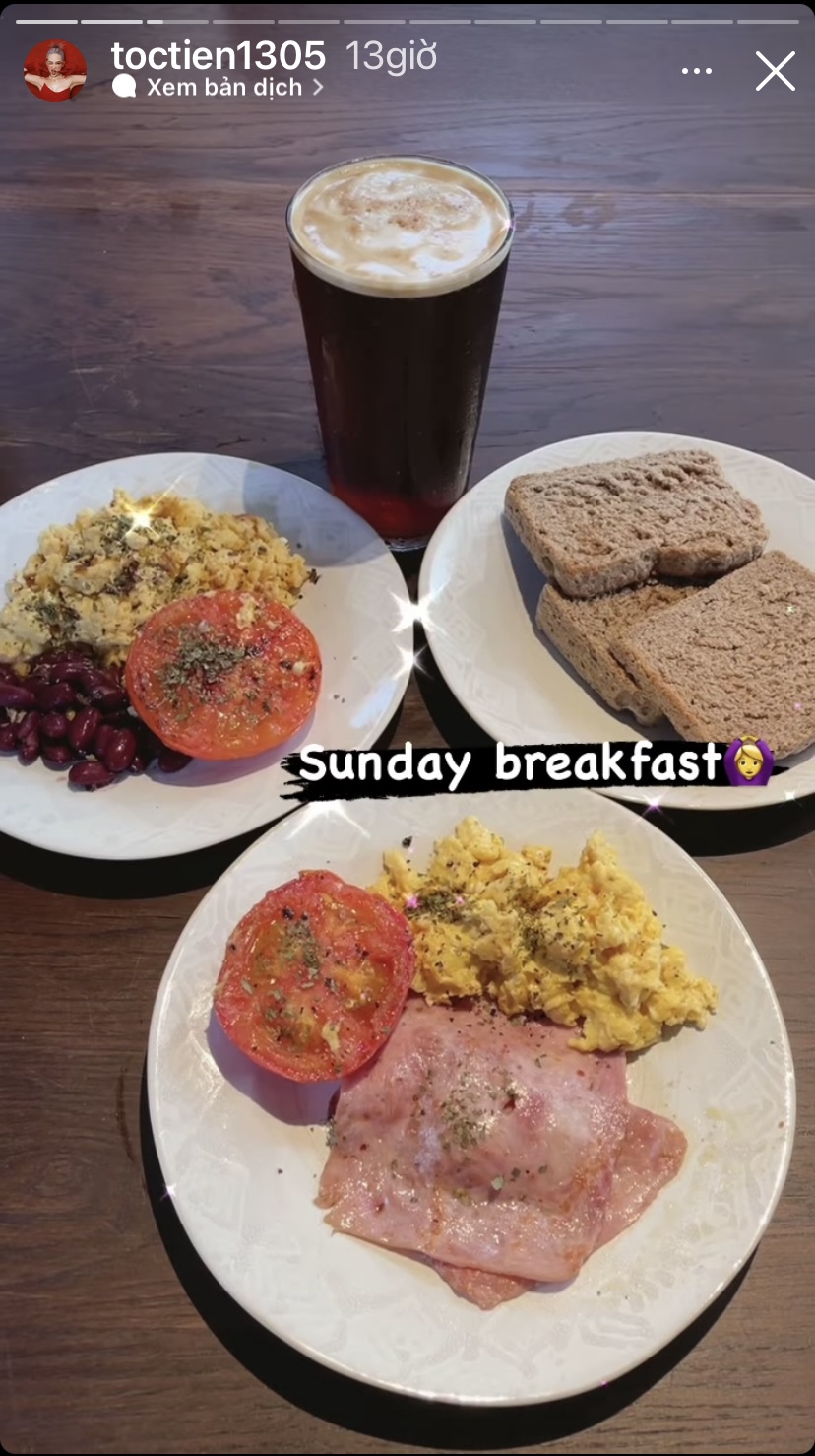 Bữa sáng ngày chủ nhật của cô là một chút trứng, thịt nguội ăn kèm bánh mì.