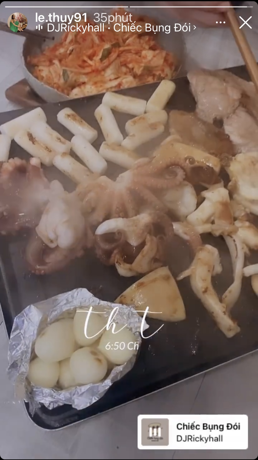 Và sau đó là bữa nướng Hàn Quốc với tokbokki, bạch tuộc, thịt... thơm ngon khó cưỡng.