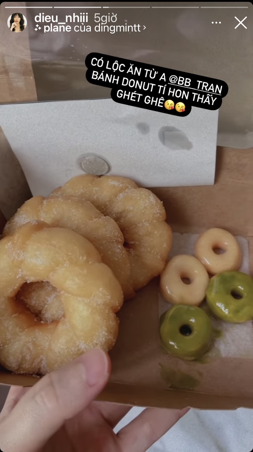 Nhờ lộc ăn từ một người bạn mà diễn viên Diệu Nhi hôm nay được thưởng thức những chiếc bánh donut mềm xốp, thơm ngon. Đặc biệt, trong hộp bánh donut của Diệu Nhi còn có những chiếc bánh tí hon dễ thương.