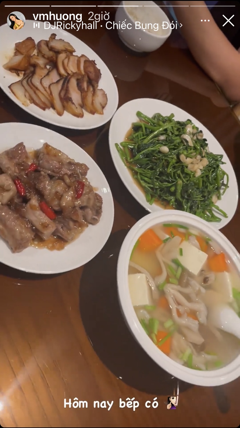 Bàn ăn nhà Văn Mai Hương khá đầy đặn với những món ngon như rau xào, sườn chua ngọt, thịt xá xíu, canh nấm đậu non...