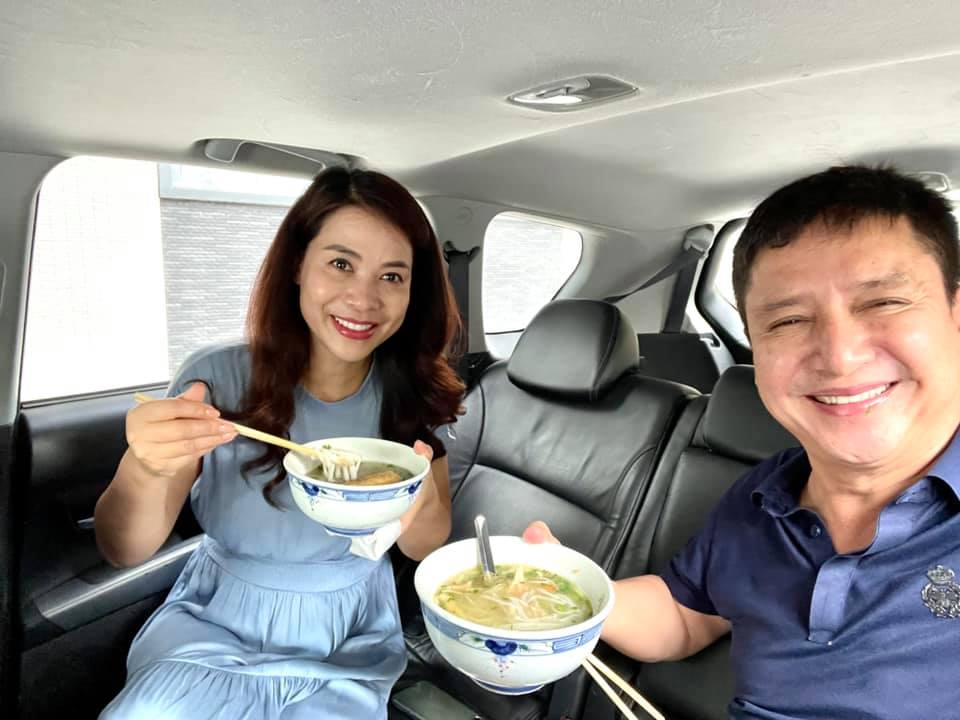 NS Chí Trung mua phở vào ô tô thưởng thức, Salim cũng ngồi ô tô ăn xôi chè