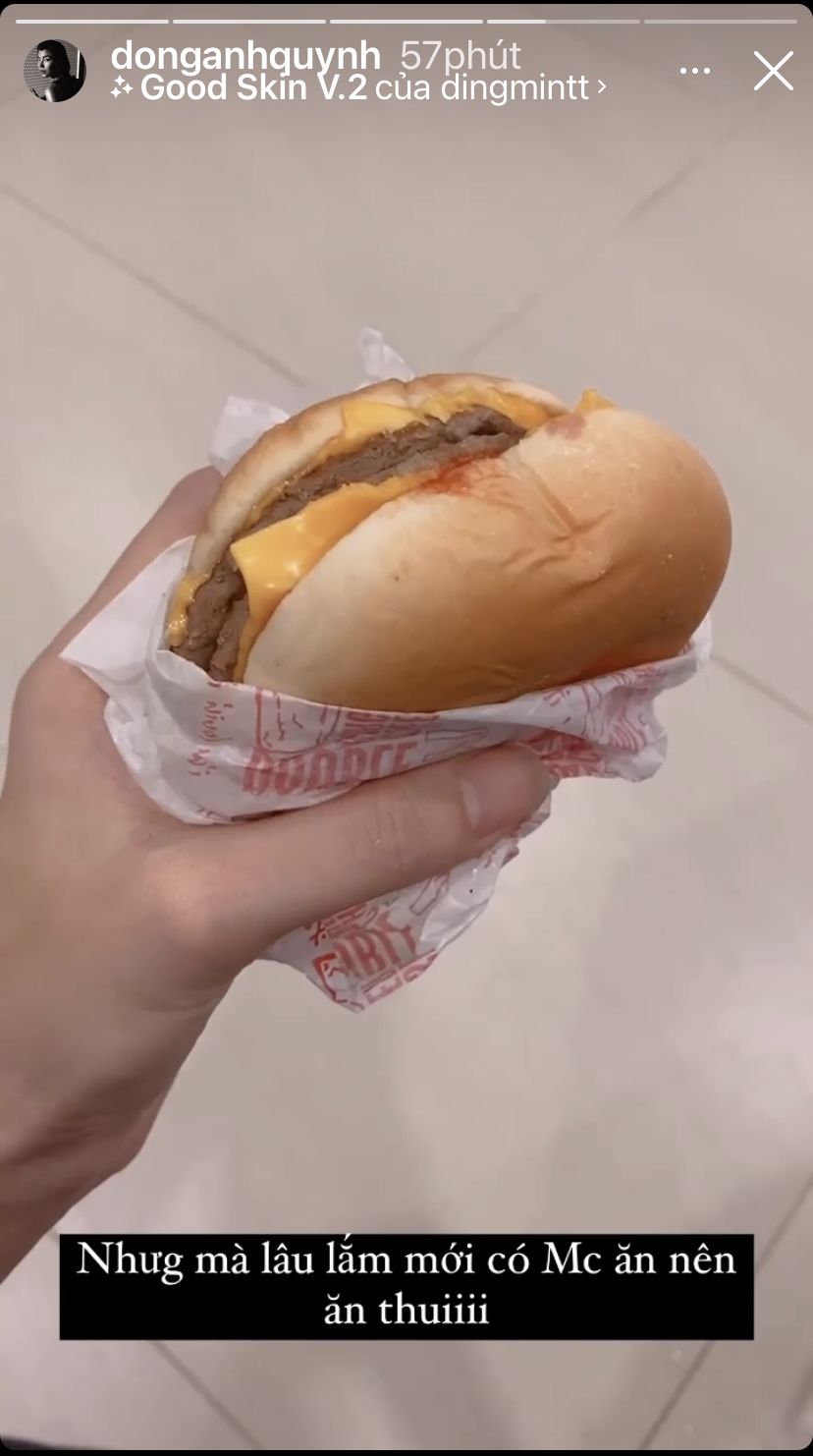Lâu lắm rồi Đồng Ánh Quỳnh mới có dịp thưởng thức một chiếc bánh burger bò pho mai béo ngậy.