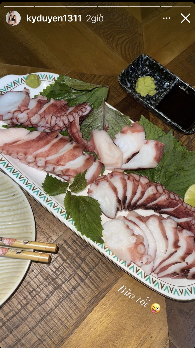 Hoa hậu Kỳ Duyên hôm nay thưởng thức một bữa tối khá thịnh soạn với hải sản tươi sống.