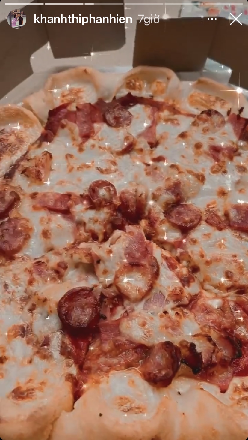 Những miếng pizza đế dày ngập tràn topping và cheese béo ngậy...