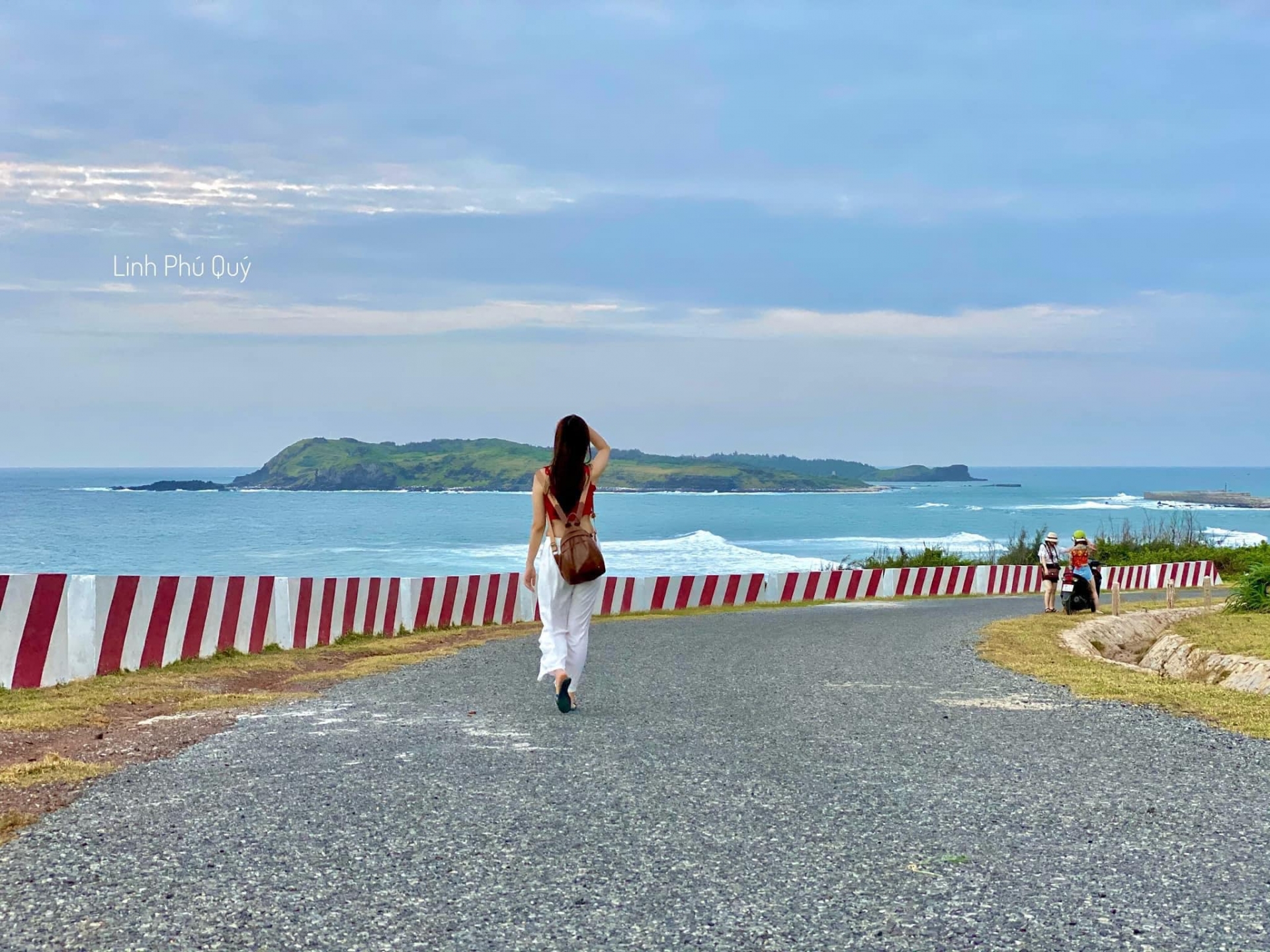Con đường biển đẹp như tranh ở Phú Quý. Ảnh: Linh Phú Quý.