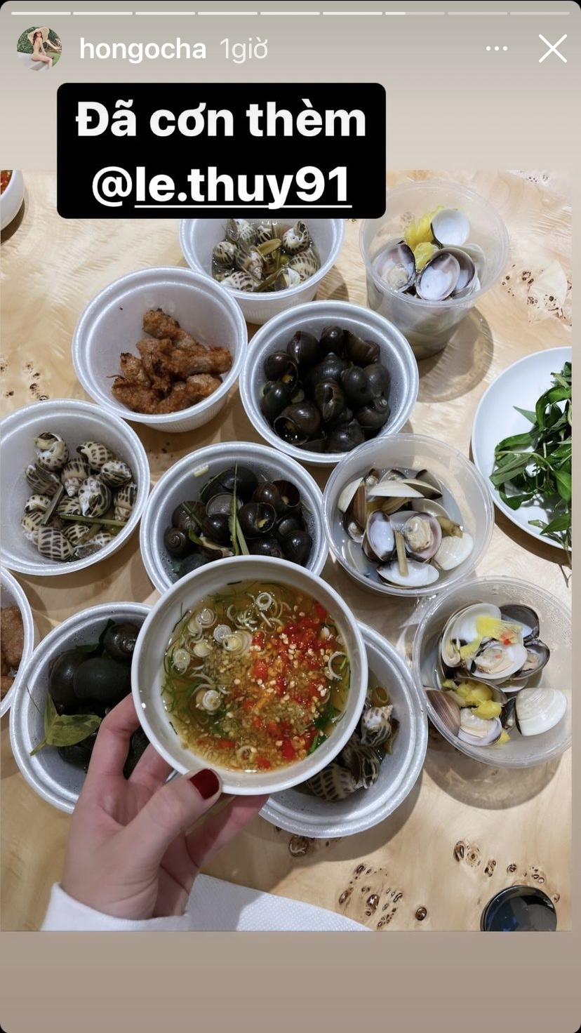 Ngoài món ăn do con trai tự làm, Hồ Ngọc Hà còn khoe các món ốc, hải sản ngon ứa nước miếng.