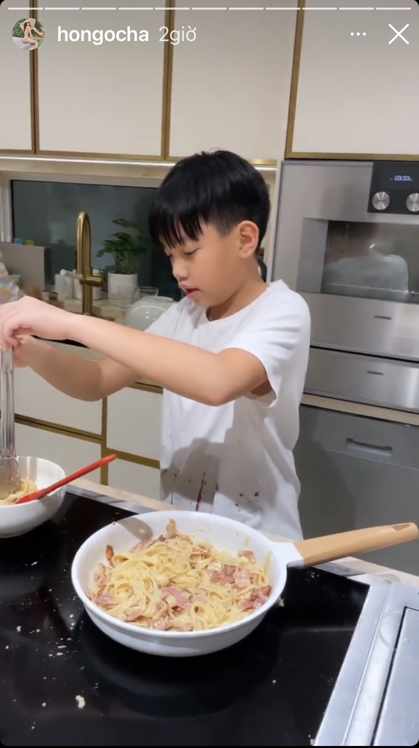 Cậu bé Subeo ngày nào nay đã có thể tự làm món mì Ý thơm ngon hấp dẫn cùng mẹ Hà Hồ.