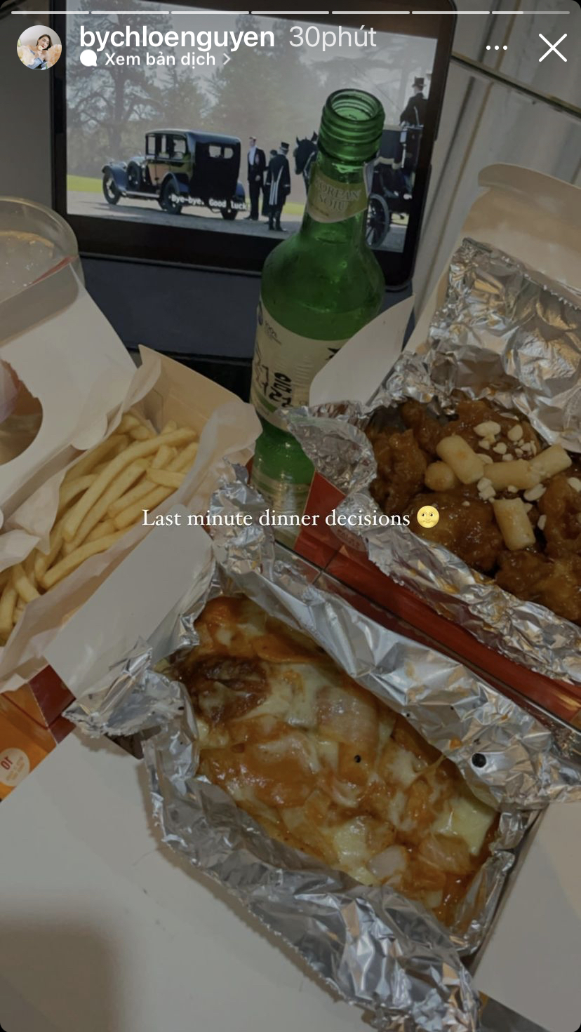 Bữa tối quyết định vào phút chót của beauty blogger Chloe Nguyễn khá hấp dẫn với khoai tây chiên, bánh gạo pho mai và gà rán Hàn Quốc.