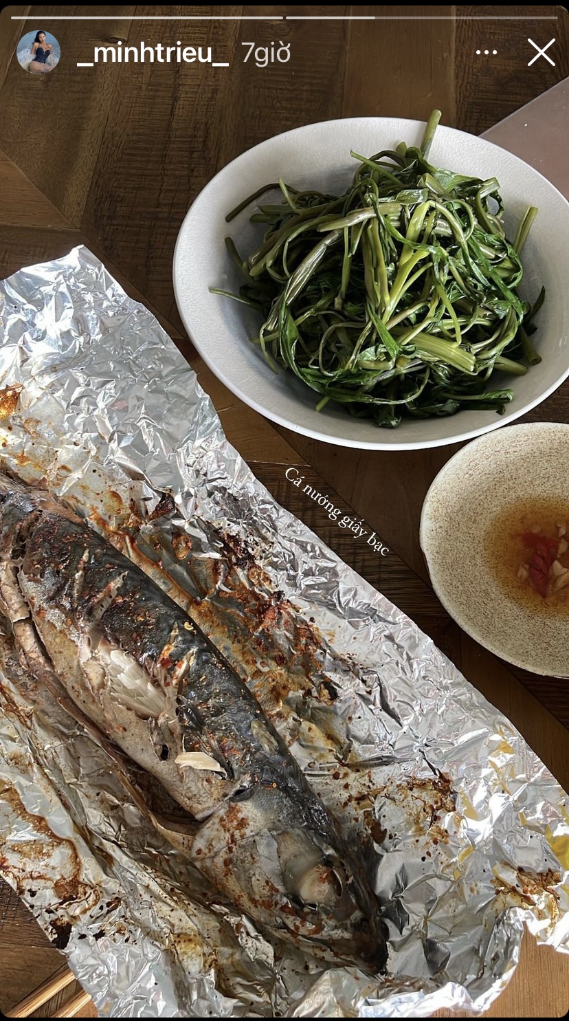 Chỉ với món cá nướng giấy bạc và rau luộc đơn giản, siêu mẫu Minh Triệu đã có một bữa ăn đủ chất cho hôm nay.