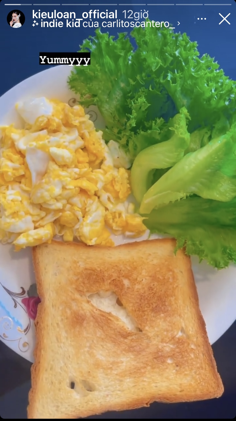 Á hậu Kiều Loan vẫn 'chung thành' với bữa sáng đơn giản cùng bánh mì nướng vàng và trứng.