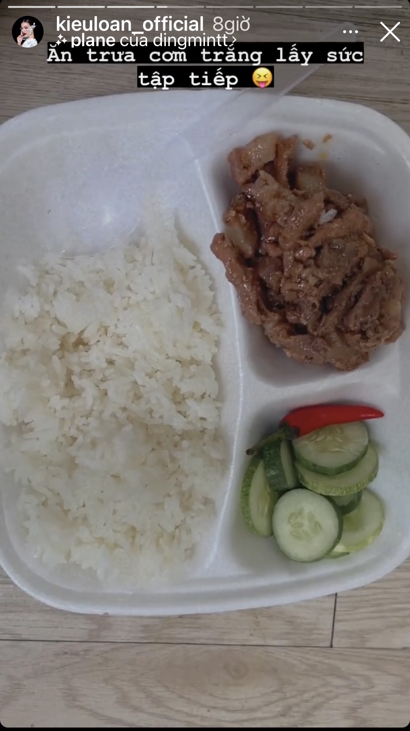 Còn đây là thực đơn bữa trưa với cơm trắng, thịt bò và vài miếng dưa leo của Kiều Loan.