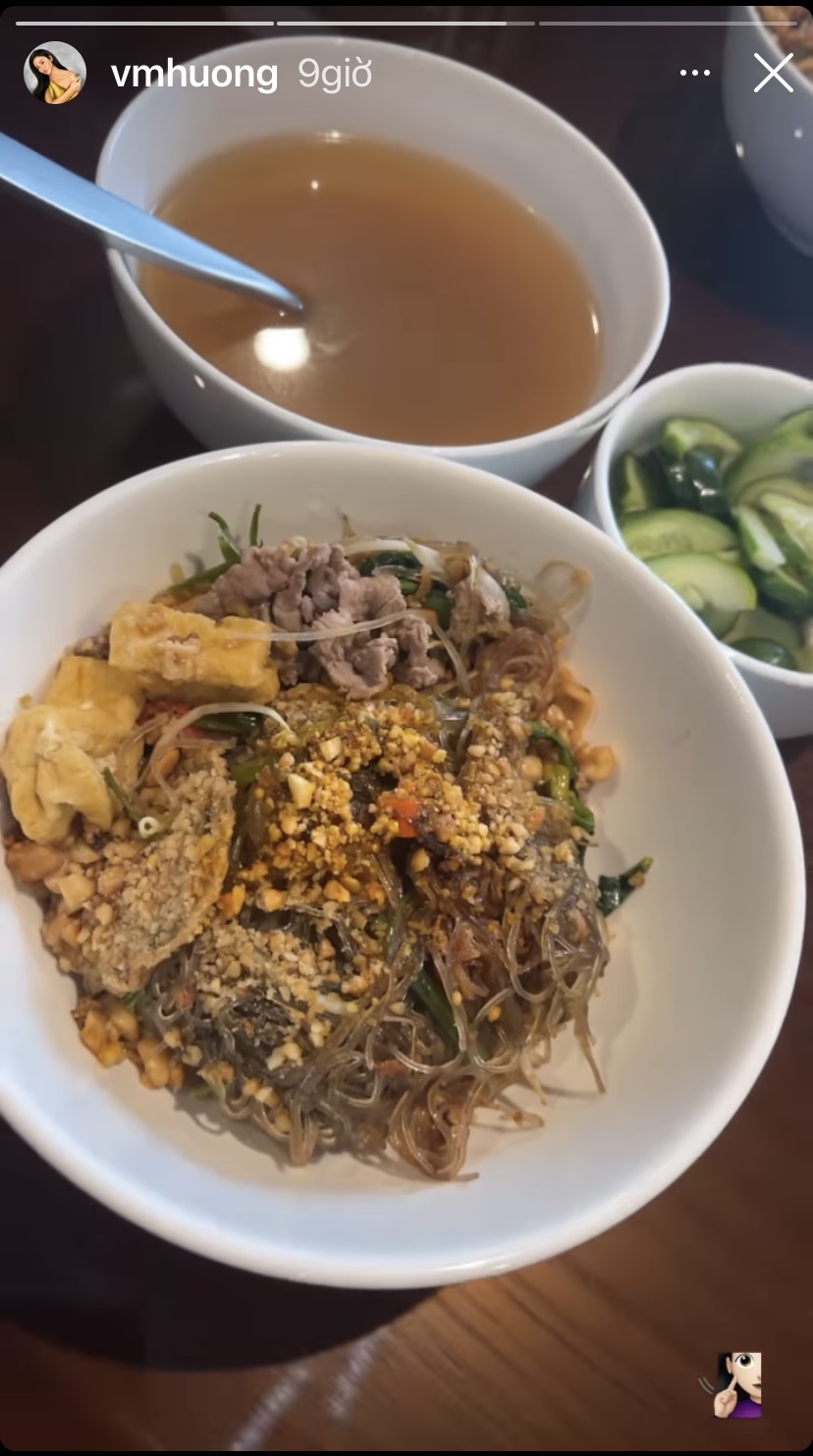 Bát miến trộn của Văn Mai Hương nổi bật với phần topping đầy ú ụ gồm có đậu rán vàng, chả cá, thịt bò...