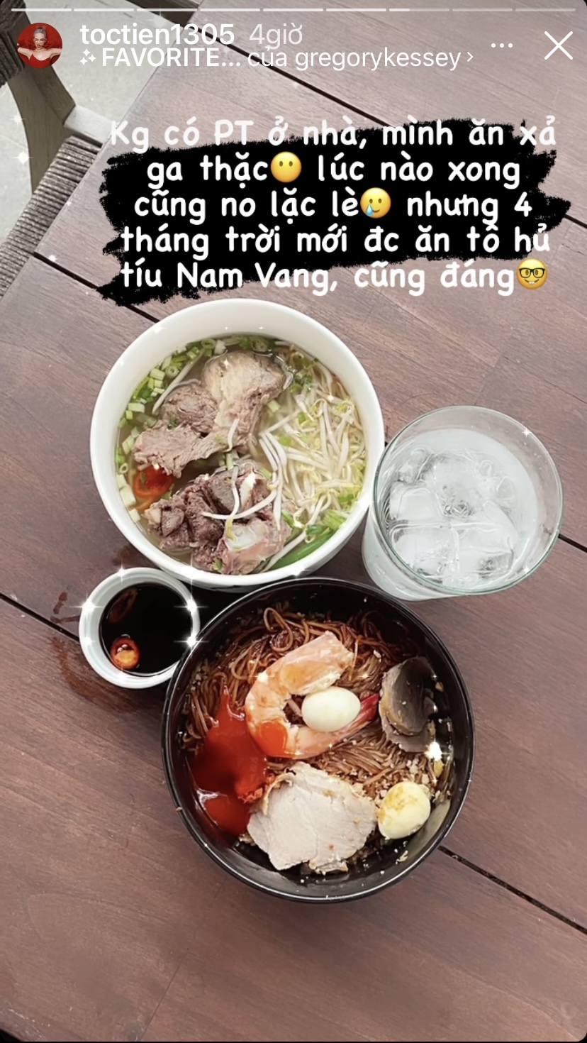 Vì PT Hoàng Touliver vắng nhà nên Tóc Tiên tự tặng cho mình một bữa ăn thả ga. Sau 4 tháng, cuối cùng cô cũng được ăn một bát hủ tiếu Nam Vang chuẩn vị.
