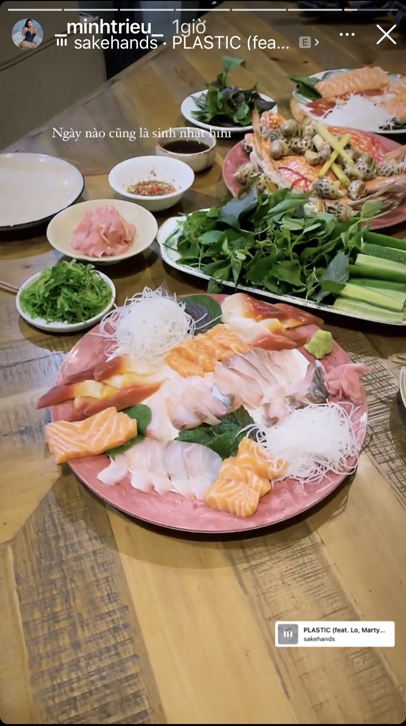 Bàn ăn thịnh soạn khiến siêu mẫu Minh Triệu hôm nào cũng có cảm giác đang trong ngày sinh nhật. Ngoài món Sashimi thì bữa ăn của cô hôm nay còn có hải sản bổ dưỡng.