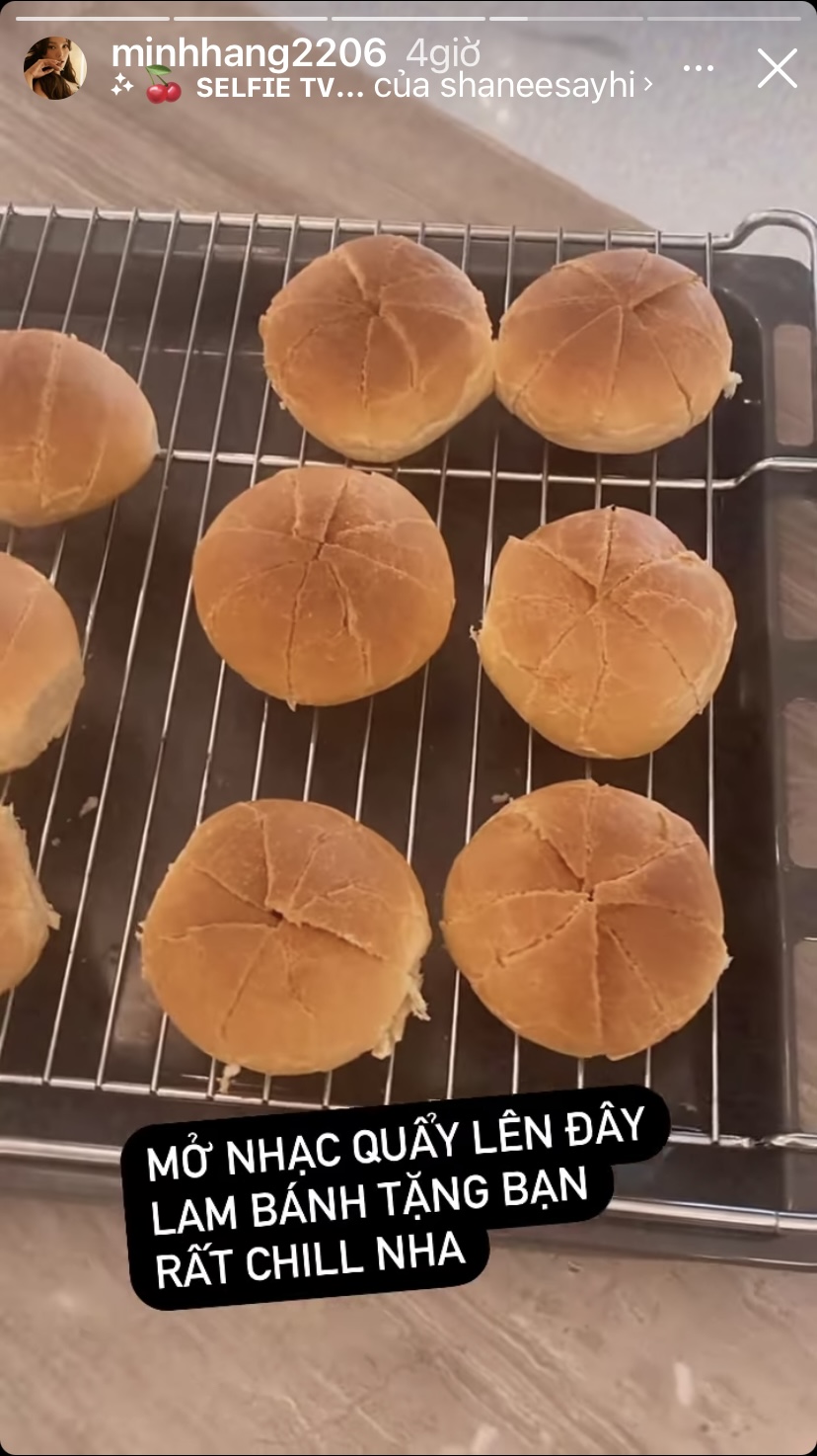 Còn đây là những chiếc bánh mì cô đang làm để tặng bạn.