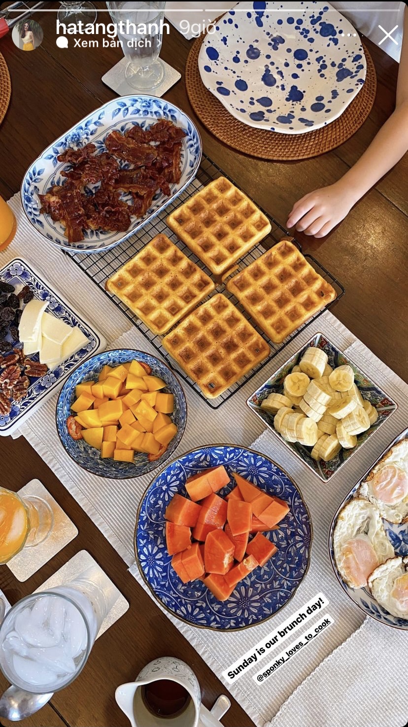 Bữa xế hấp dẫn ngày chủ nhật của nhà Tăng Thanh Hà là những chiếc bánh Waffle ăn kèm trứng ốp-la, hoa quả tươi...