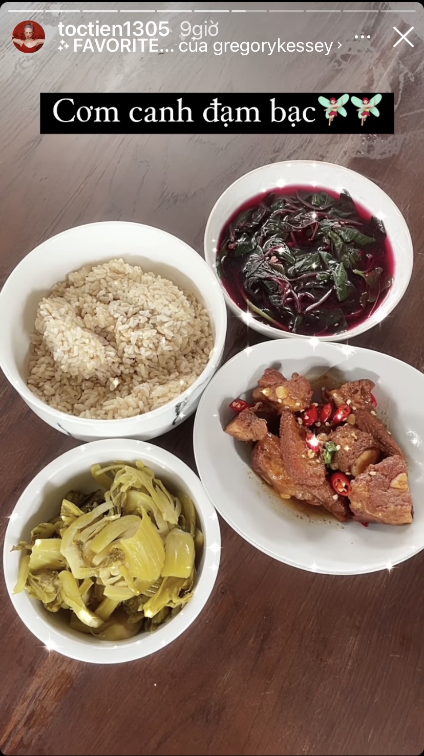 Bữa trưa của Tóc Tiên hôm nay khá đạm bạc với cải muối, canh rau dền...