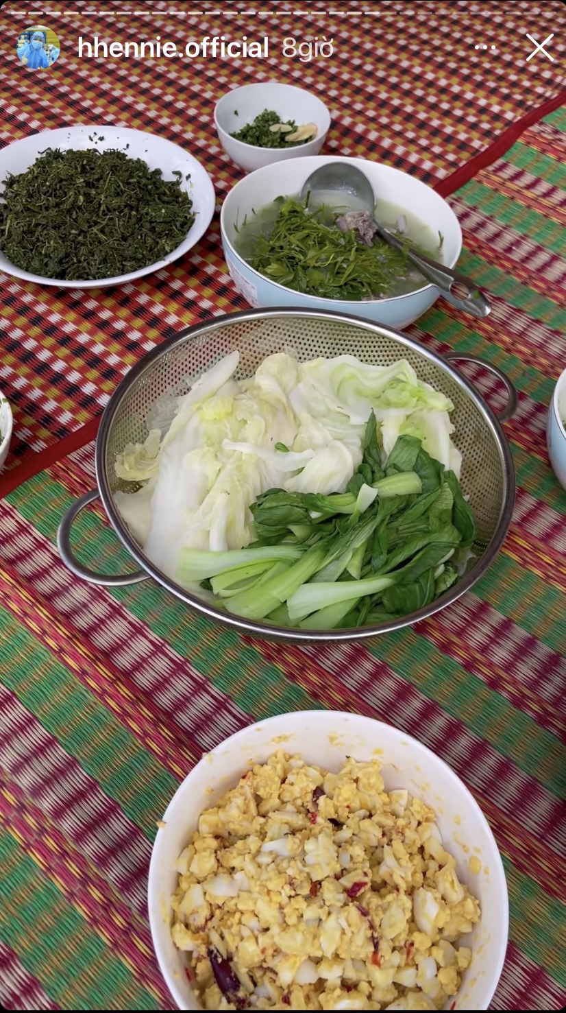 Mâm cơm đơn giản với món tủ trứng trộn nước mắm chấm rau luộc nhưng cũng đủ để H'Hen Niê ăn ngon miệng.