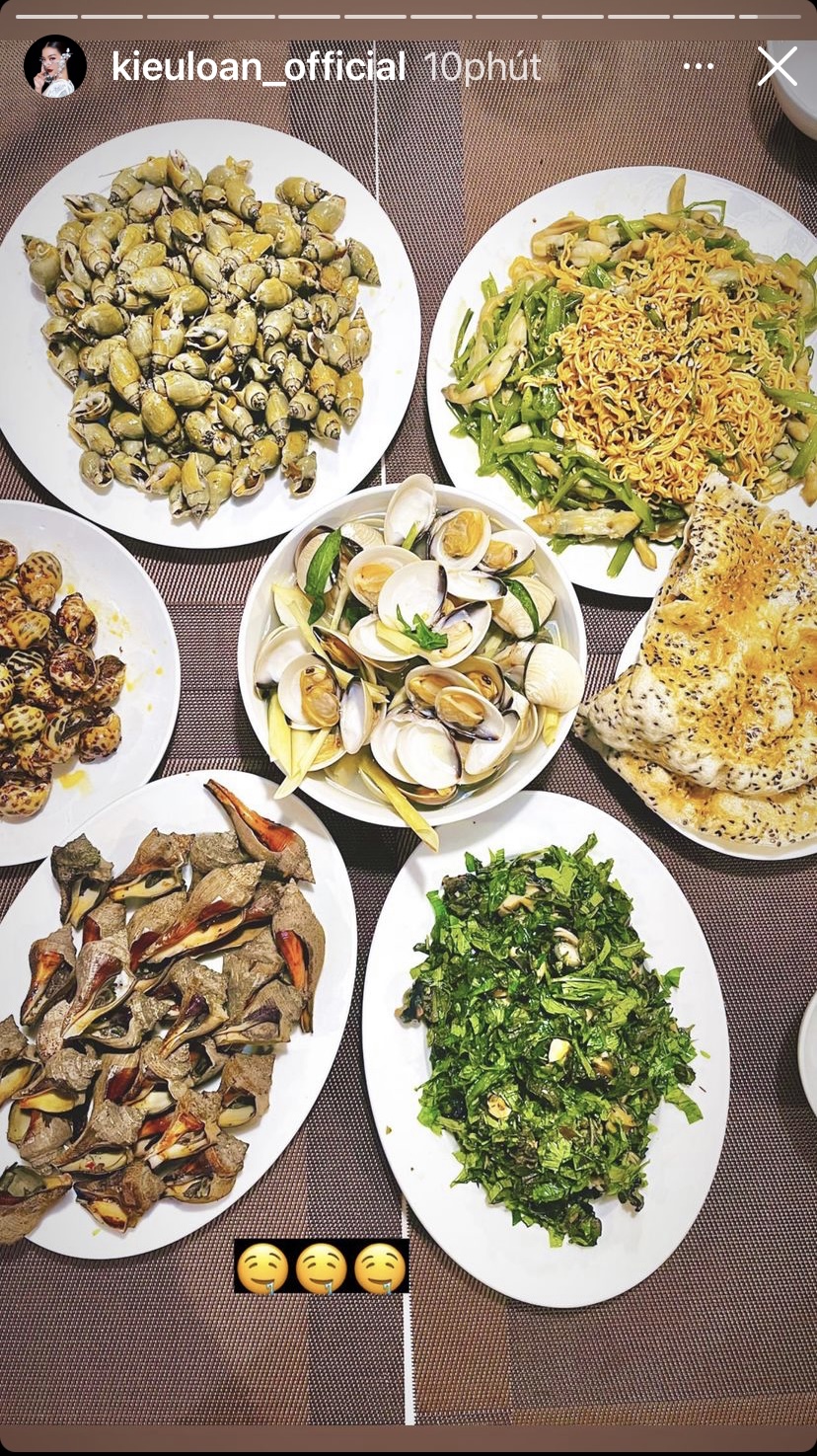 Nhìn bàn ăn của Á hậu Kiều Loan mà khối người mê ốc và hải sản phải thèm ứa nước miếng.