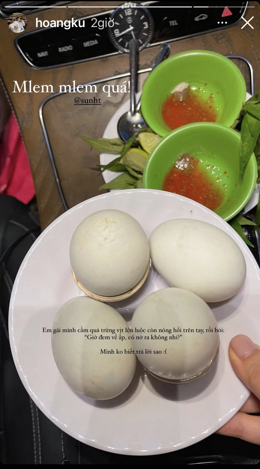 Hoàng Ku và Sun Ht hôm nay có trứng vịt lộn luộc nóng hổi ăn cùng rau răm và tương ớt cay tê.