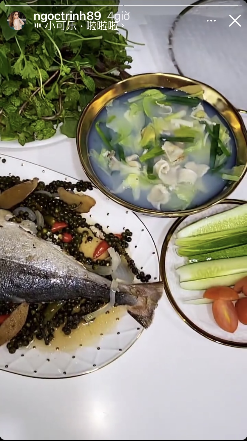 Thực đơn 'càng ăn càng giảm' ngày thứ 12 của Ngọc Trinh có cá hấp tiêu, canh, dưa leo, cà chua và một vài loại rau tươi sống.