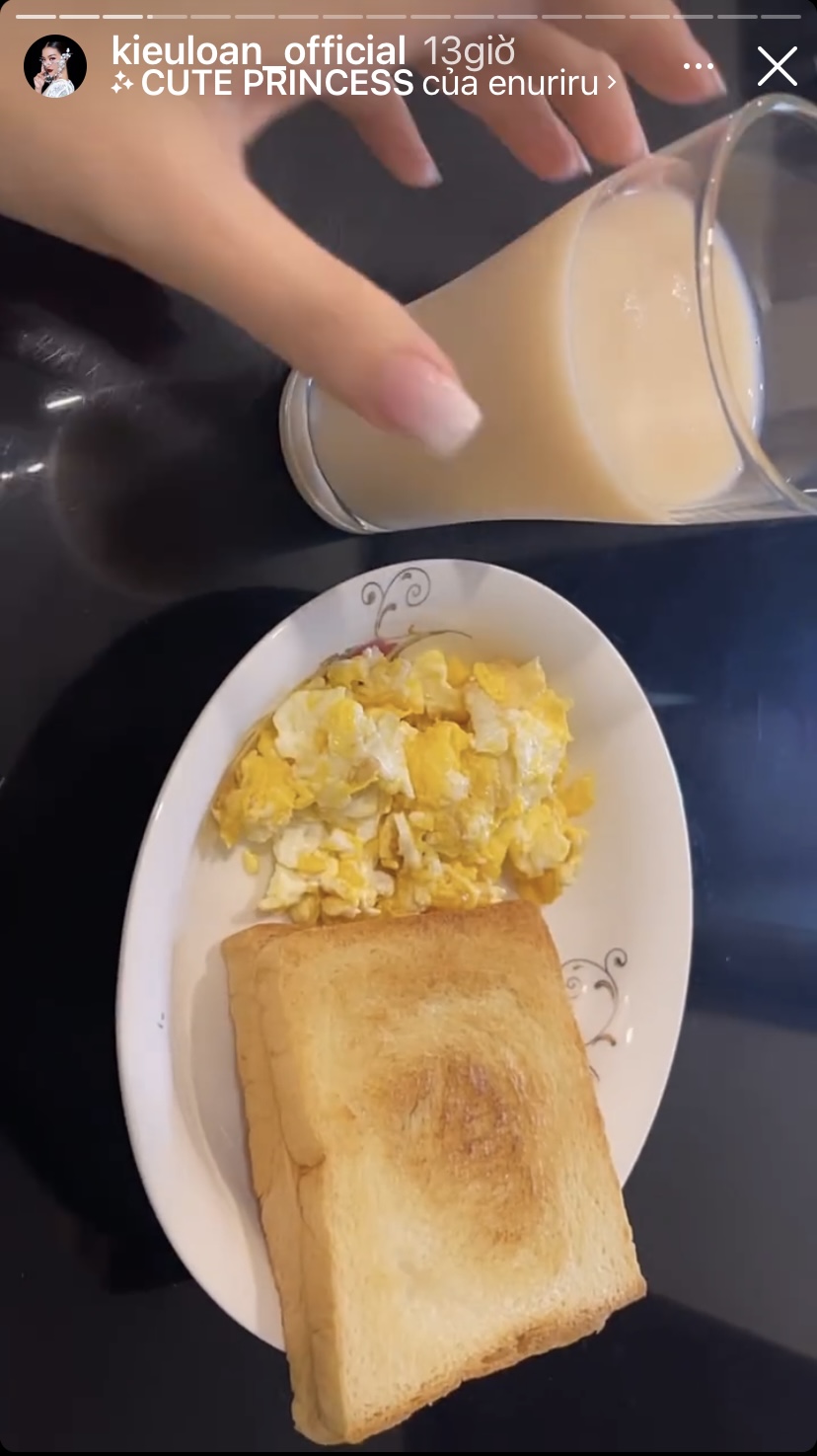 Bánh mì nướng ăn kèm trứng ngoáy và một cốc sữa là thực đơn sáng quen thuộc của Á hậu Kiều Loan.