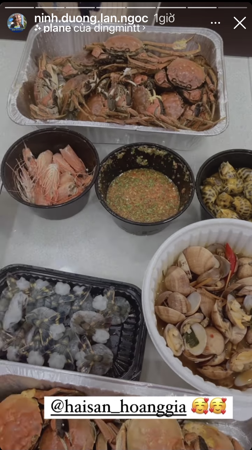Bàn ăn nhà Ninh Dương Lan Ngọc hôm nay vô cùng thịnh soạn với các món hải sản như tôm, cua, ốc hương... ngon ứa nước miếng.