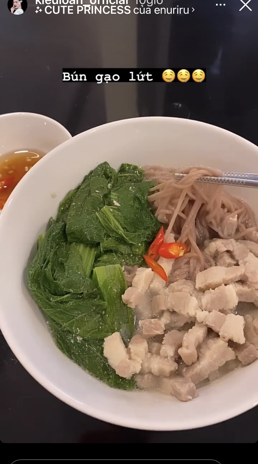 Bún gạo lứt nấu cùng rau cải và thịt heo là thực đơn hôm nay của Á hậu Kiều Loan.