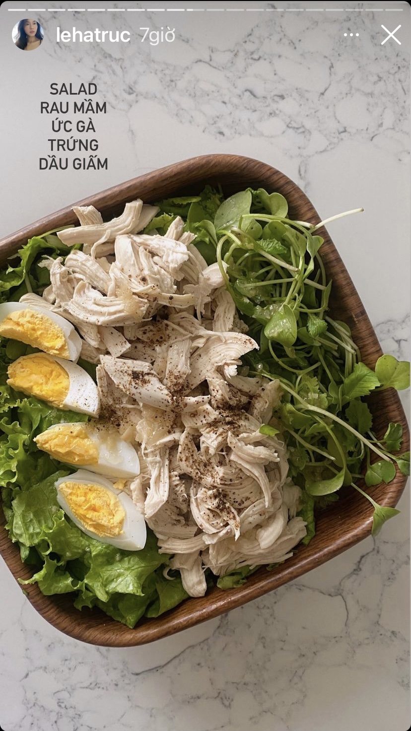 Chỉ cần vào bếp chuẩn vị một chút là travel blogger Hà Trúc đã có một đĩa salad rau mầm, ức gà, trứng và dầu giấm thanh đạm mà không lo tăng cân.