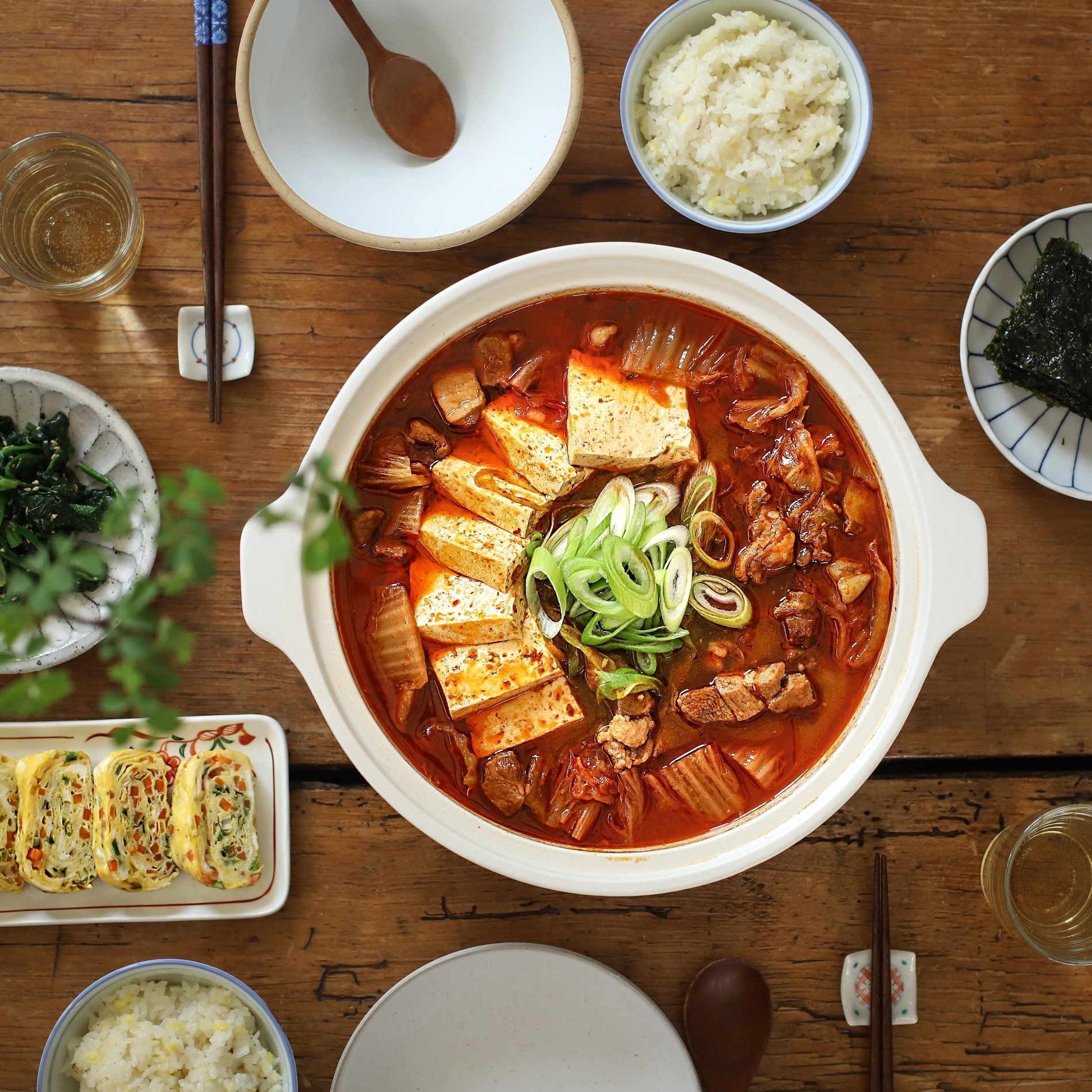 Canh kim chi thịt bò Hàn Quốc thường được ăn kèm cơm nóng.