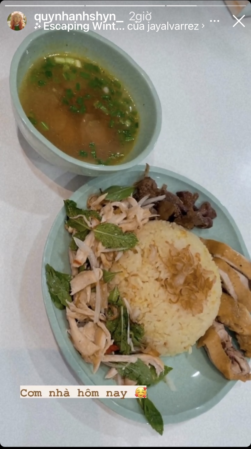 Quỳnh Anh Shyn và bữa cơm nhà vô cùng đẹp mắt với món cơm gà mềm thơm.