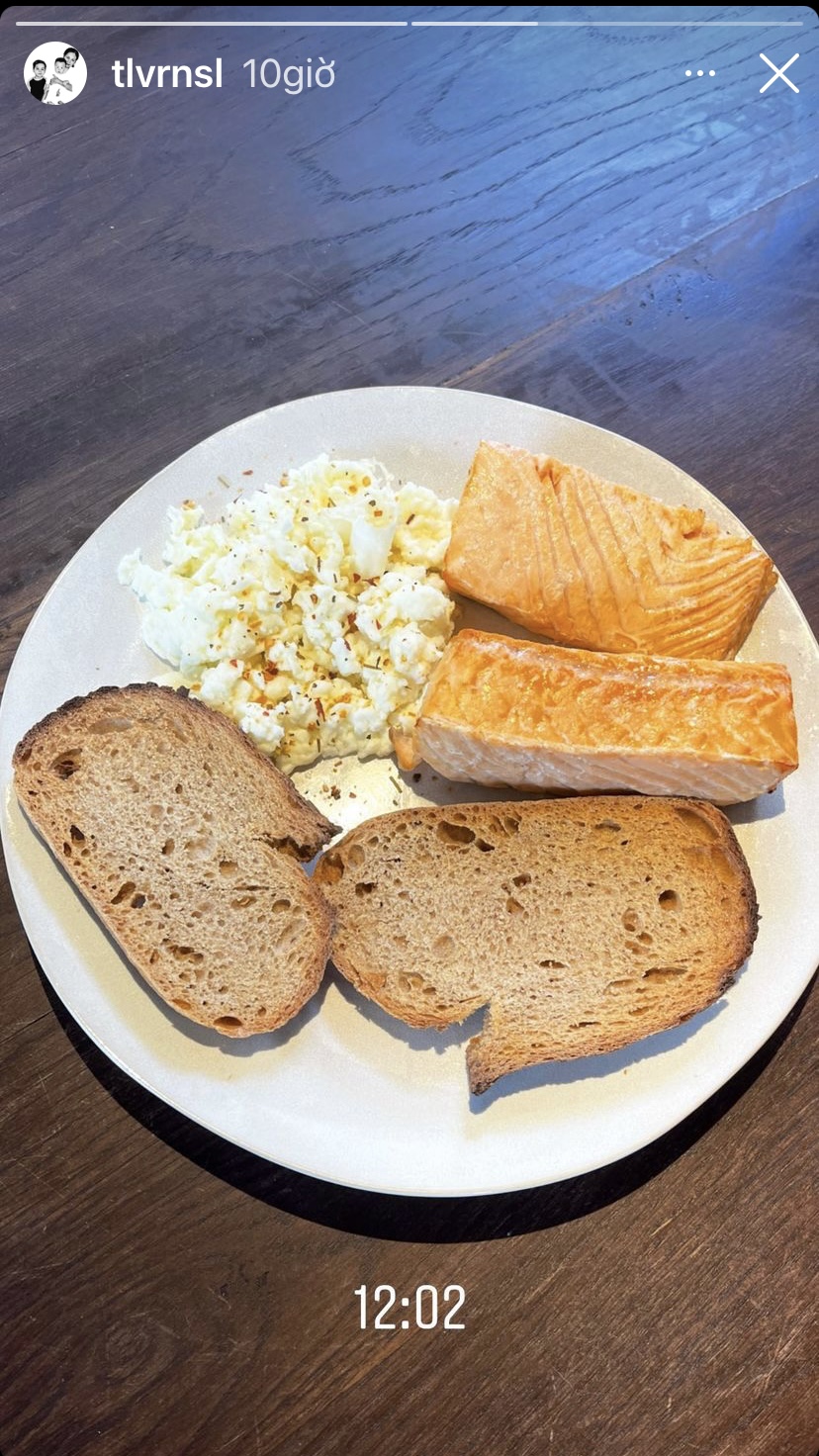 Bữa trưa đơn giản của Hoàng Touliver là hai lát bánh mì, cá hồi và chút trứng đánh nhanh gọn. Đúng là bữa ăn của gymer gương mẫu.