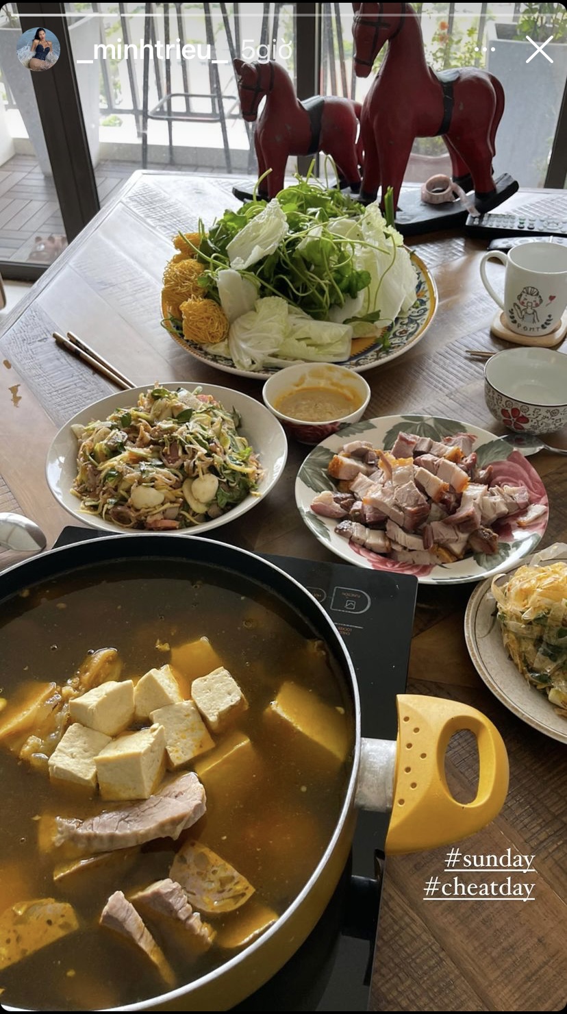 Ngoài nồi lẩu đầy ú ụ, bàn ăn nhà siêu mẫu Minh Triệu còn có món thịt quay giòn bì vàng ươm.