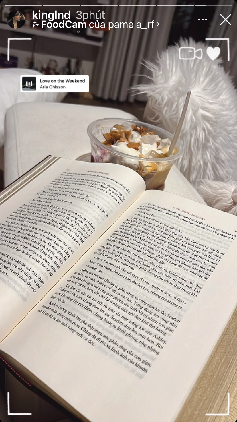 Buổi tối thứ sáu của streamer Linh Ngọc Đàm là một cuốn sách hay và một ly chè thập cẩm ngọt lịm với nhiều loại topping như thạch, trân châu, dừa khô...