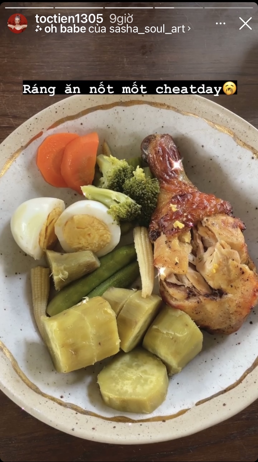 Khoai luộc, trứng luộc, bông cải, đậu que, đùi gà nướng... là những món ăn xuất hiện trên bàn ăn nhà Tóc Tiên hôm nay.