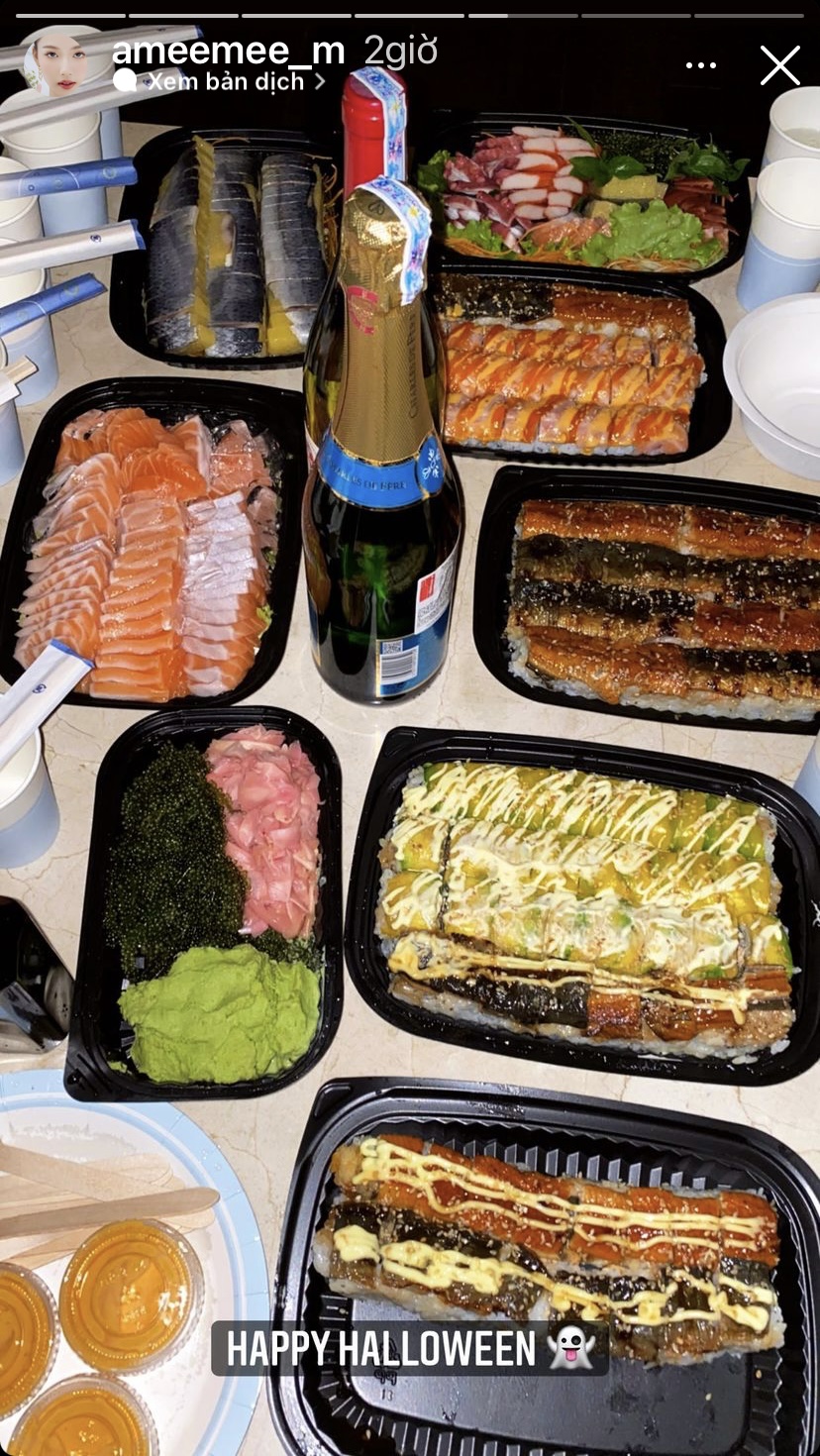 Bữa tối ngày Halloween của AMEE là một bàn đồ ăn Nhật như sashimi, sushi, cơm lươn... ngon ứa nước miếng.