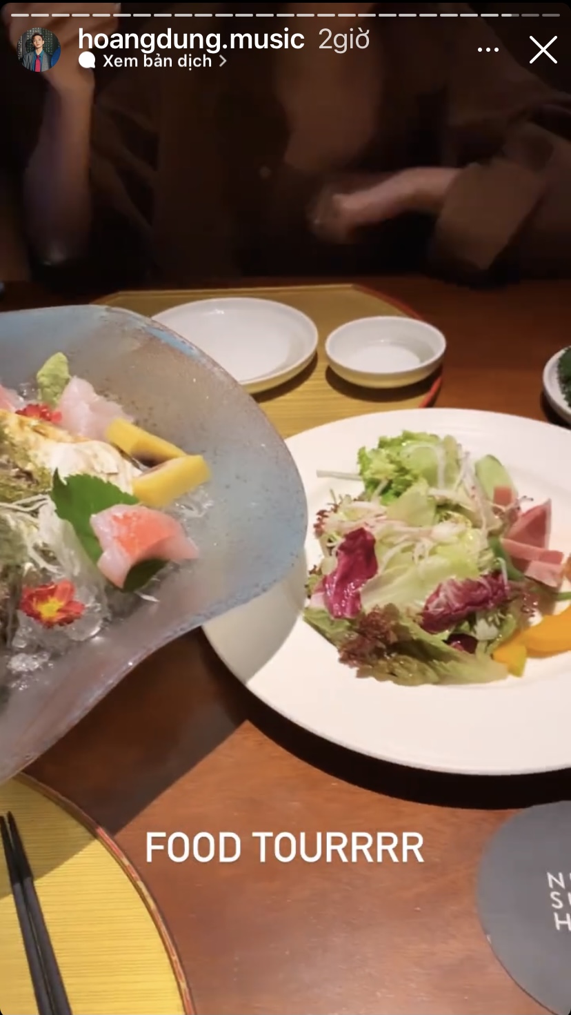 Food tour của ca sĩ Hoàng Dũng hôm nay bắt đầu bằng đĩa sashimi tươi sống bổ dưỡng...