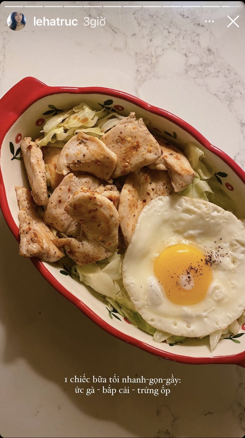 Chỉ bằng những nguyên liệu đơn giản và dễ kiếm như trứng, ức gà, bắp cải, travel blogger Lê Hà Trúc đã có một đĩa đồ ăn nhanh-gọn-gày với bắp cải luộc, trứng ốp-la và ức gà.