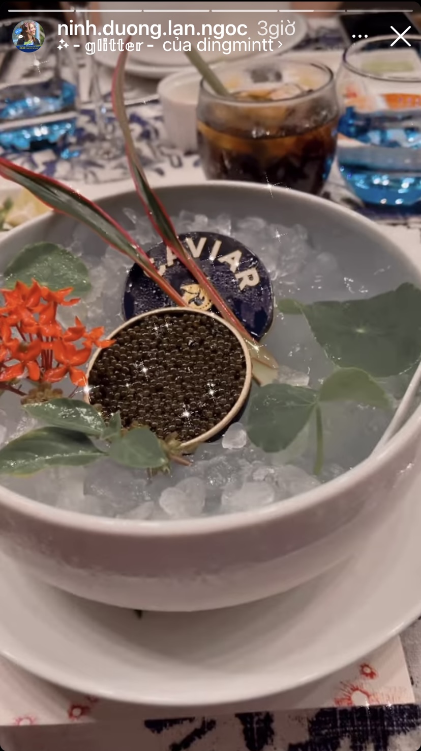 Ninh Dương Lan Ngọc có món trứng cá muối Caviar trong bữa ăn hôm nay. Nổi tiếng là một trong những món ăn xa xỉ, trứng cá muối có vị mặn là lạ và giòn tan khi thưởng thức.