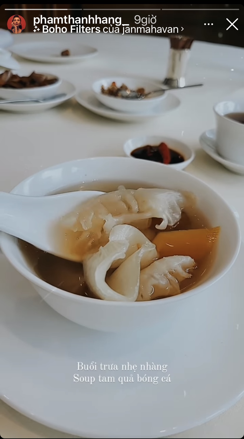 Bữa trưa của siêu mẫu Thanh Hằng khá nhẹ nhàng bên một bát súp tam quả bóng cá cầu kỳ, bổ dưỡng.