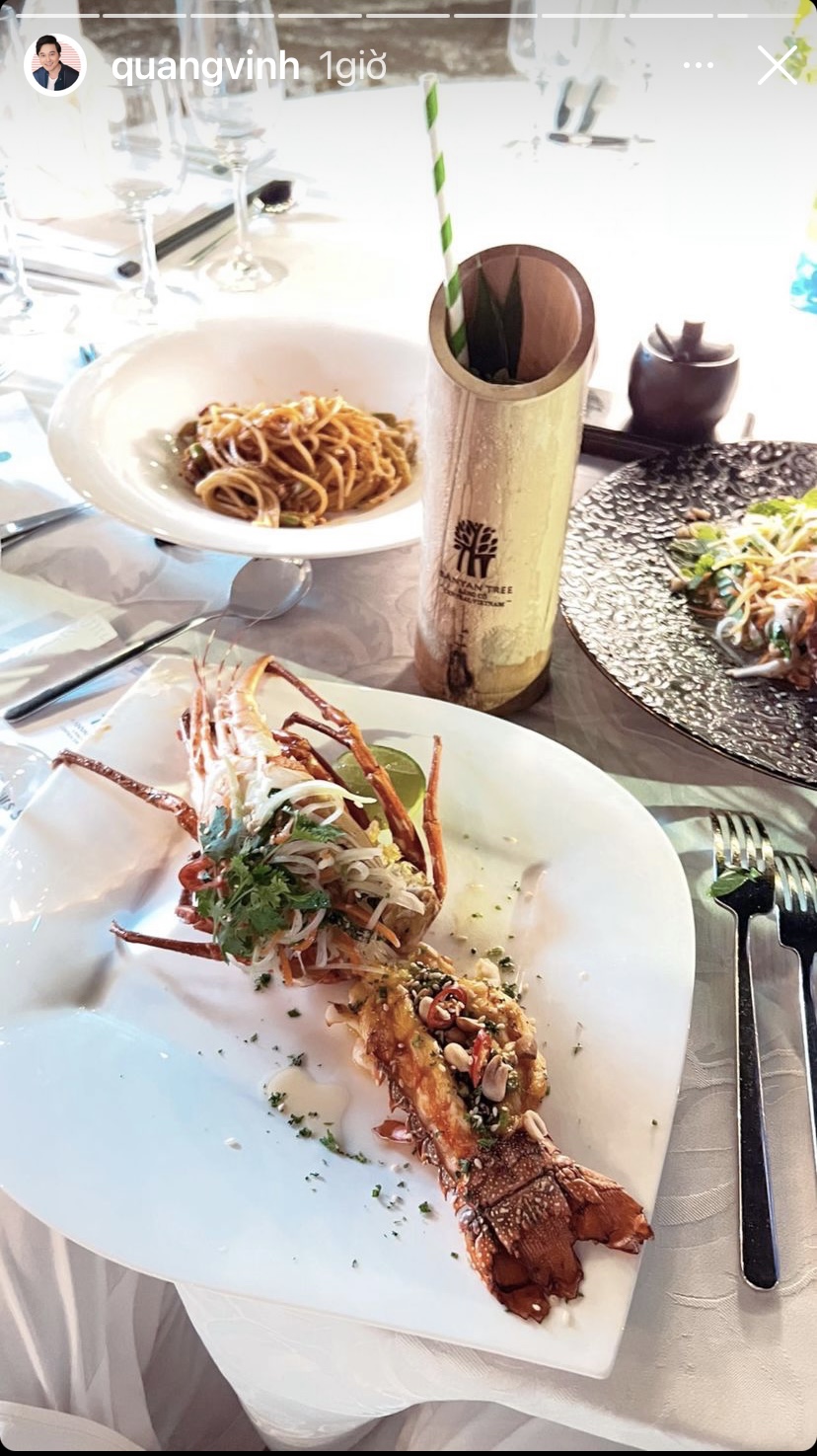 Vừa đặt chân đến Lăng Cô, Huế, ca sĩ Quang Vinh đã có ngay một bàn ăn thịnh soạn với các món hải sản tươi ngon.