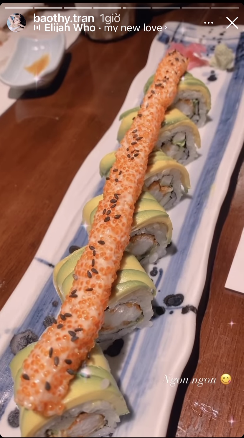 Bên cạnh đĩa sashimi tươi ngon, cô còn có những miếng sushi ngon ứa nước miếng.