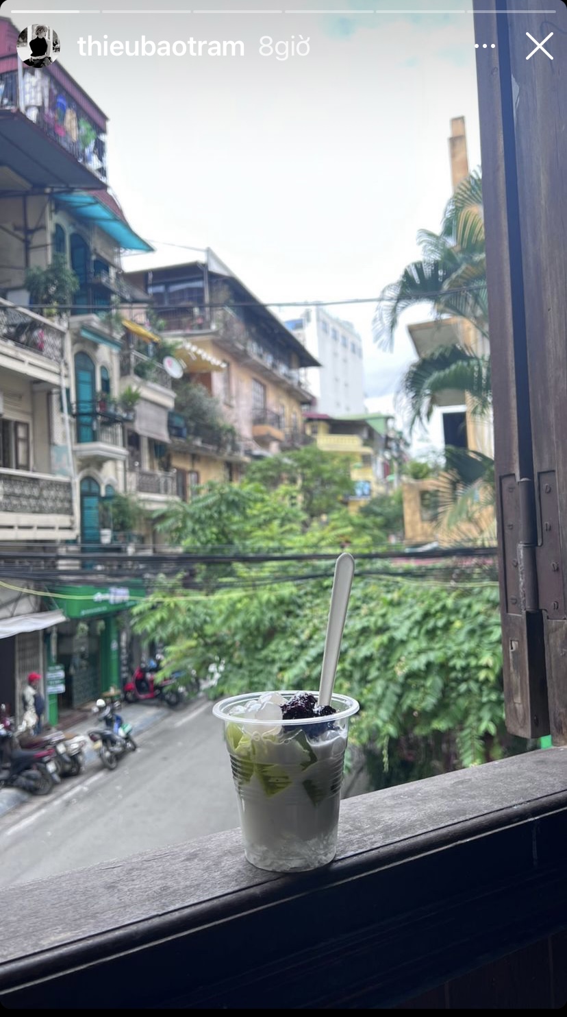 Giữa cái lạnh của Hà Nội, Thiều Bảo Trâm đã có cơ hội ghé thăm quán sữa chua thạch lá nếp được nhiều người biết đến ở thủ đô.