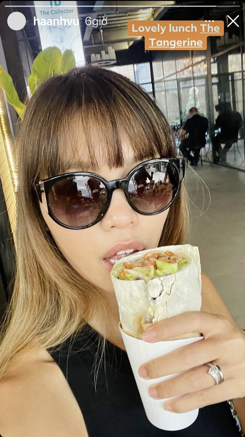 Siêu mẫu Hà Anh hôm nay cũng ghé thăm The Tangerine, một quán Trung Đông nổi tiếng ở Hồ Chí Minh để thưởng thức một chiếc bánh mì cuộn wrap 'ăn hoài không lo tăng cân'.