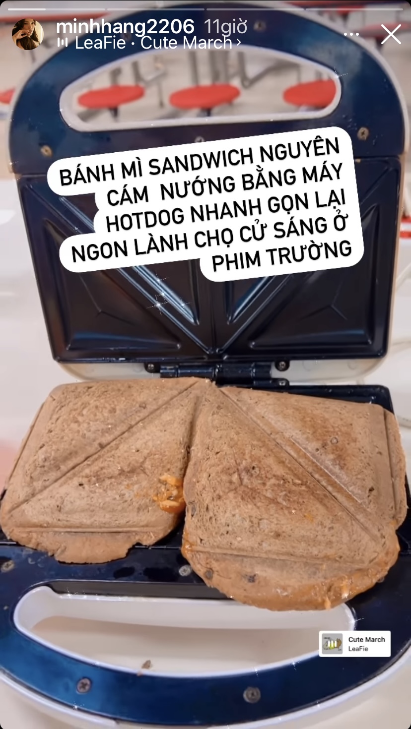 Sử dụng một chiếc máy làm bánh để chuẩn bị món bánh mì sandwich nguyên cám cho bữa sáng tại trường quay là bí quyết để Minh Hằng có thể ăn nhanh gọn mà vẫn ngon miệng.
