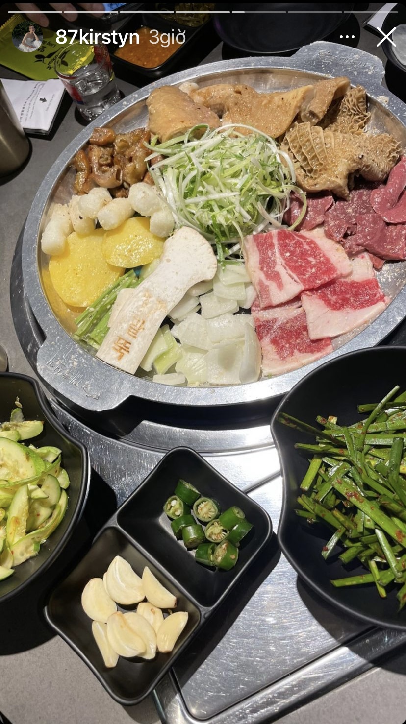Yến Trang - Yến Nhi hôm nay có món nướng kiểu Hàn ngập đồ ăn như thịt, bánh gạo, rau...