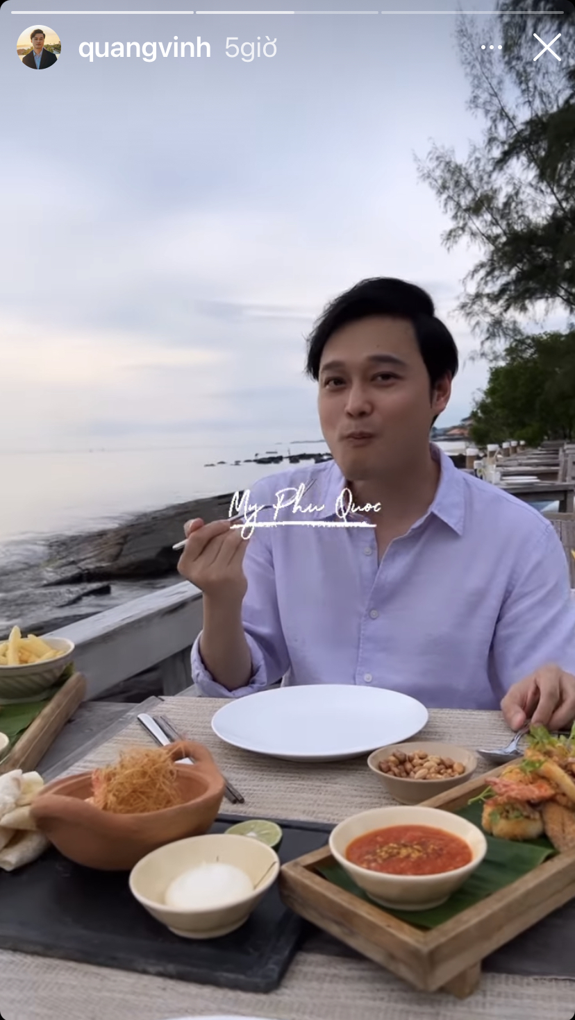 Trong chuyến du lịch Phú Quốc của mình, ca sĩ Quang Vinh đã chia sẻ khoảnh khắc thưởng thức bàn đồ ăn thịnh soạn với nhiều món ngon và bổ dưỡng.