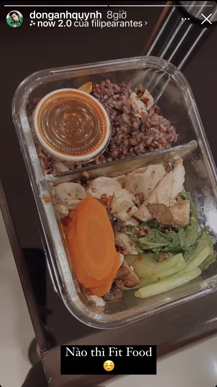 Hộp đồ ăn healthy của Đồng Ánh Quỳnh có cơm gạo lứt, rau, ức gà và vài miếng cà rốt.