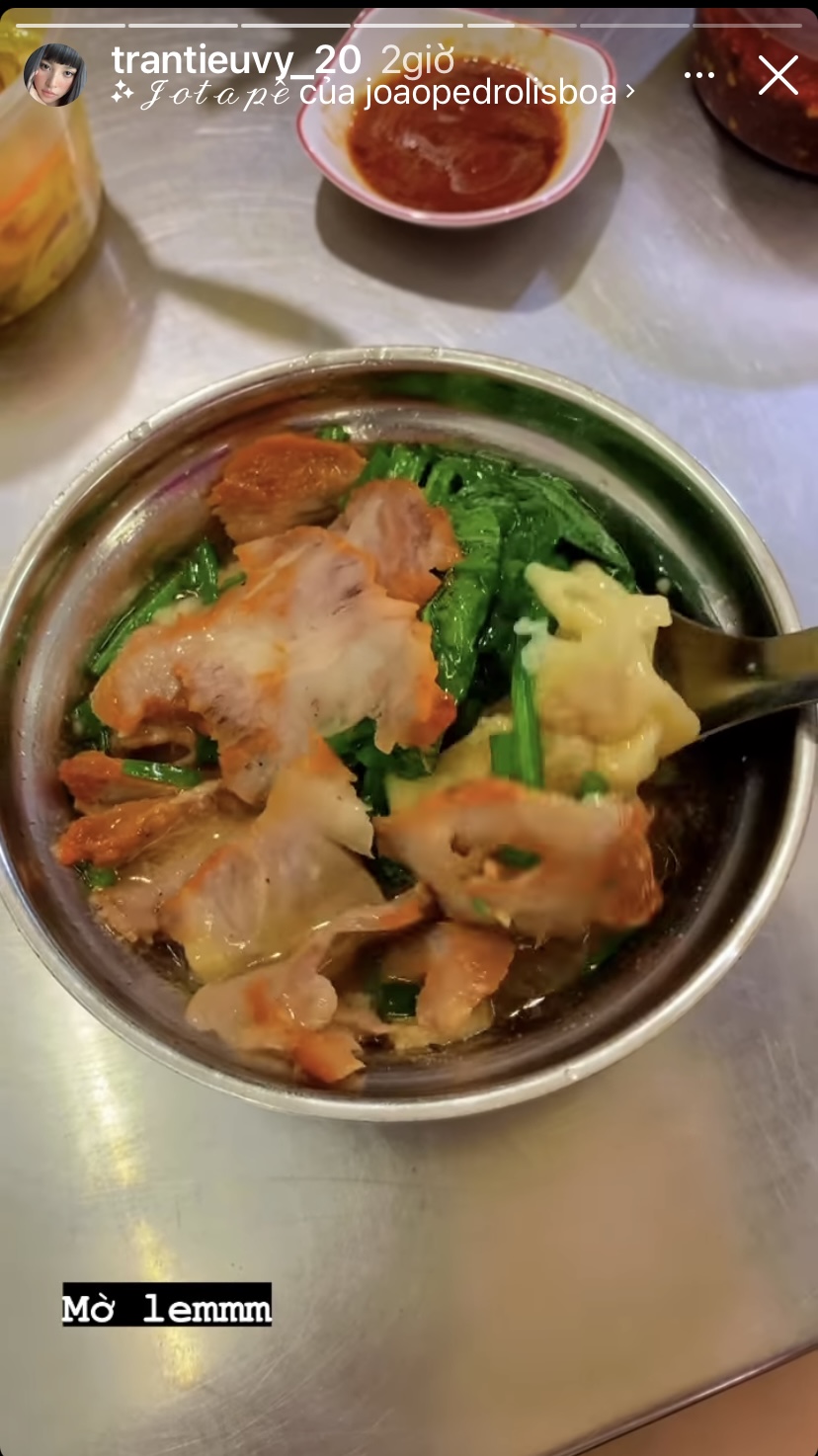 Một nàng hậu khác là Trần Tiểu Vy cũng có một bữa ăn hấp dẫn với một bát mì ngập topping như thịt, rau cải và hoành thánh.
